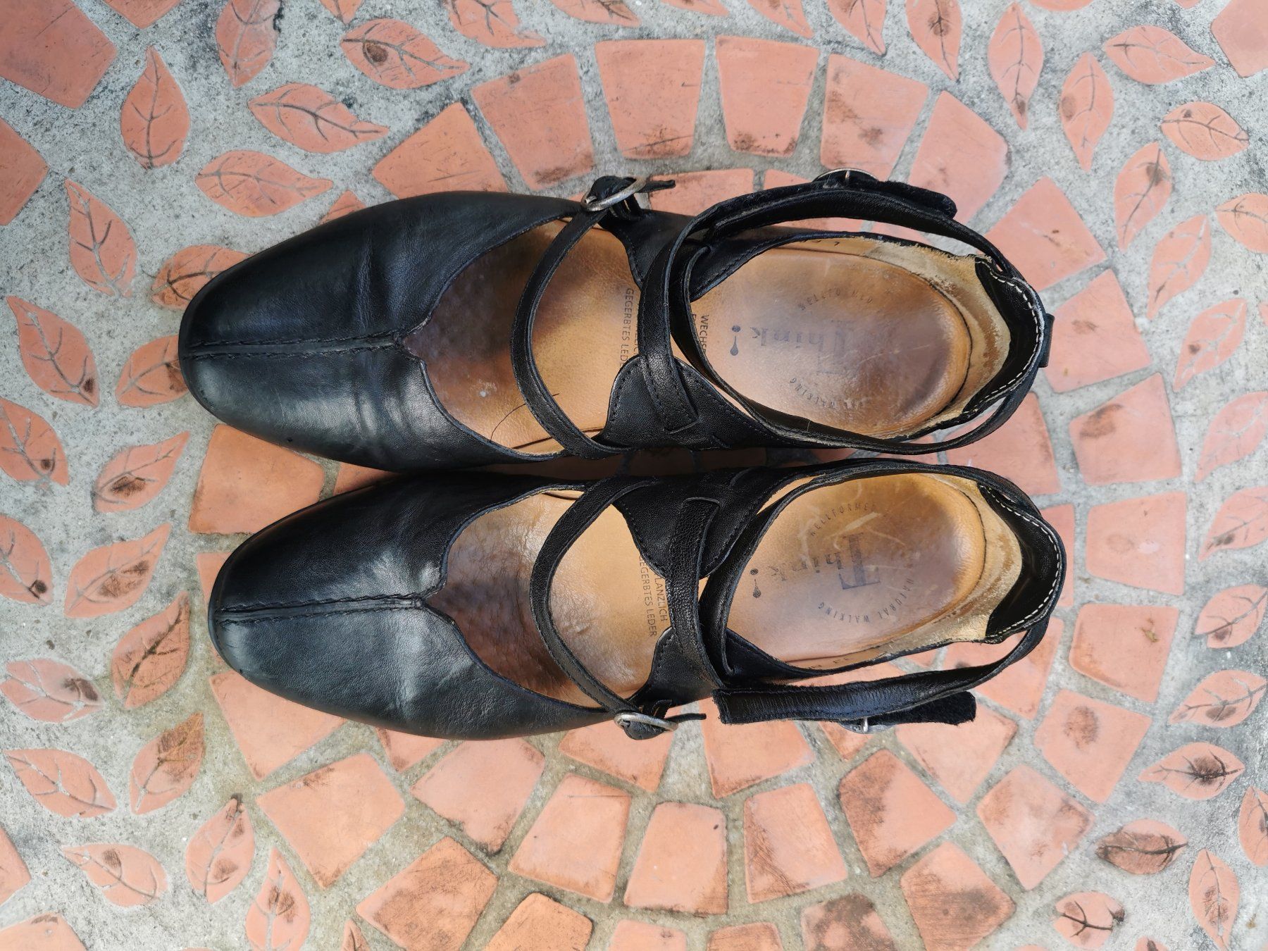 Think Scarpe da donna: Schwarze Riemensandale von Think! – Usato da Luzern venduto da buypie