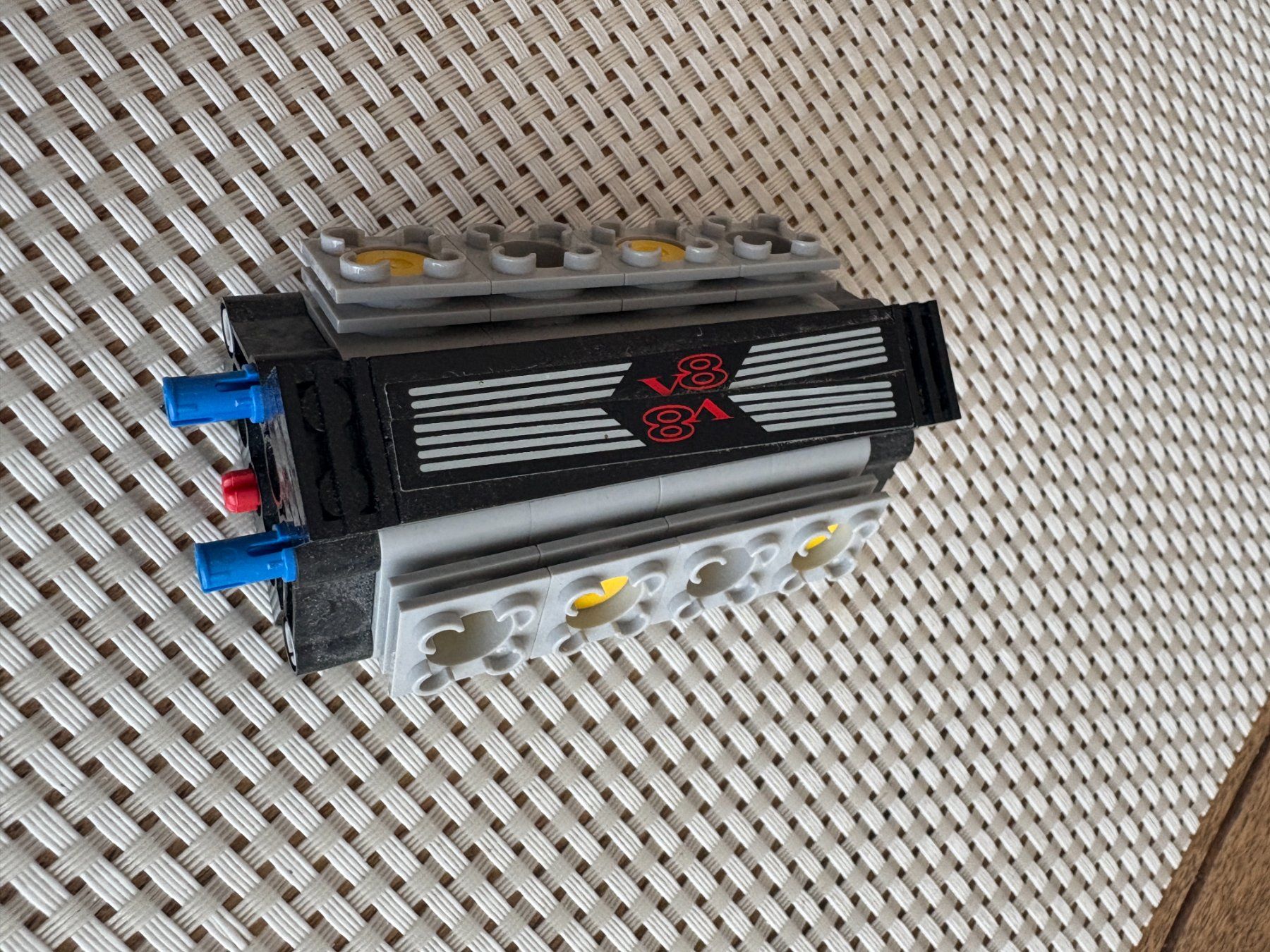 Lego Kit di costruzioni: Lego Technik V8 Zylinder Block 8070 – Nuovo e nell'imballaggio originale da Buochs venduto da Techtelmechtel