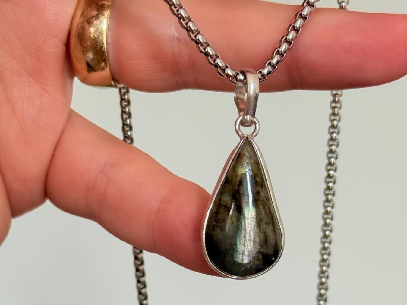 Ketten: Fashionable labradorite necklace – Neu und originalverpackt aus Genève von AGBERG