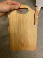 Holzschneidebrett mit Messer