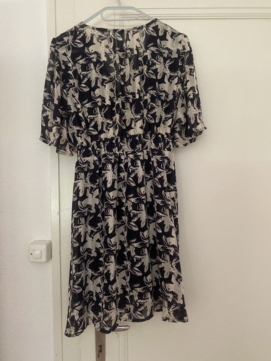 Robes: Robe – Neuf (Voir description) à Fribourg par SimoneA13 2