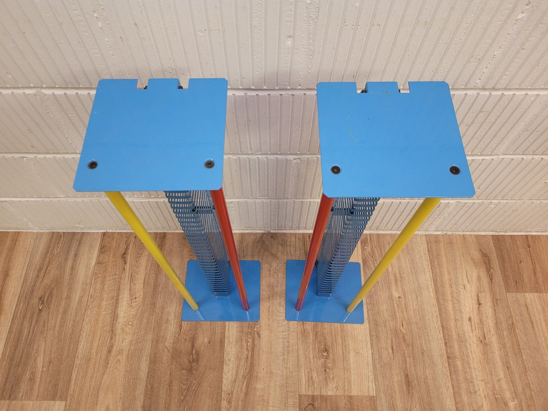 Racks & Cavalletti: 2x Memphis Style CD-Ständer CD-Rack Metall Postmodern 1980 J – Usato da Nottwil venduto da Wondewa-Shop 4