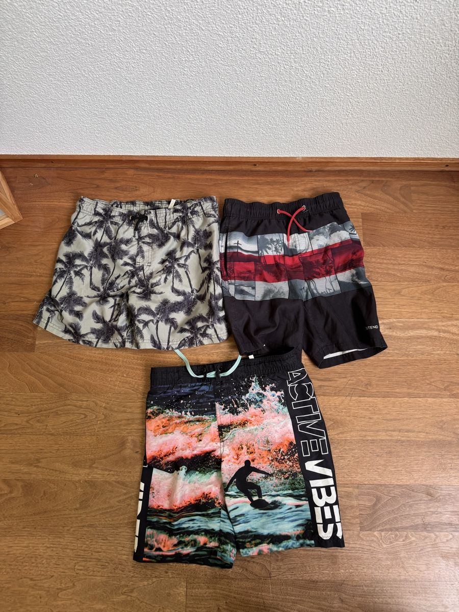 Lotti & Set di vestiti: 3er Set Badehosen Grösse 146-152 – Usato da Luzern venduto da simona80