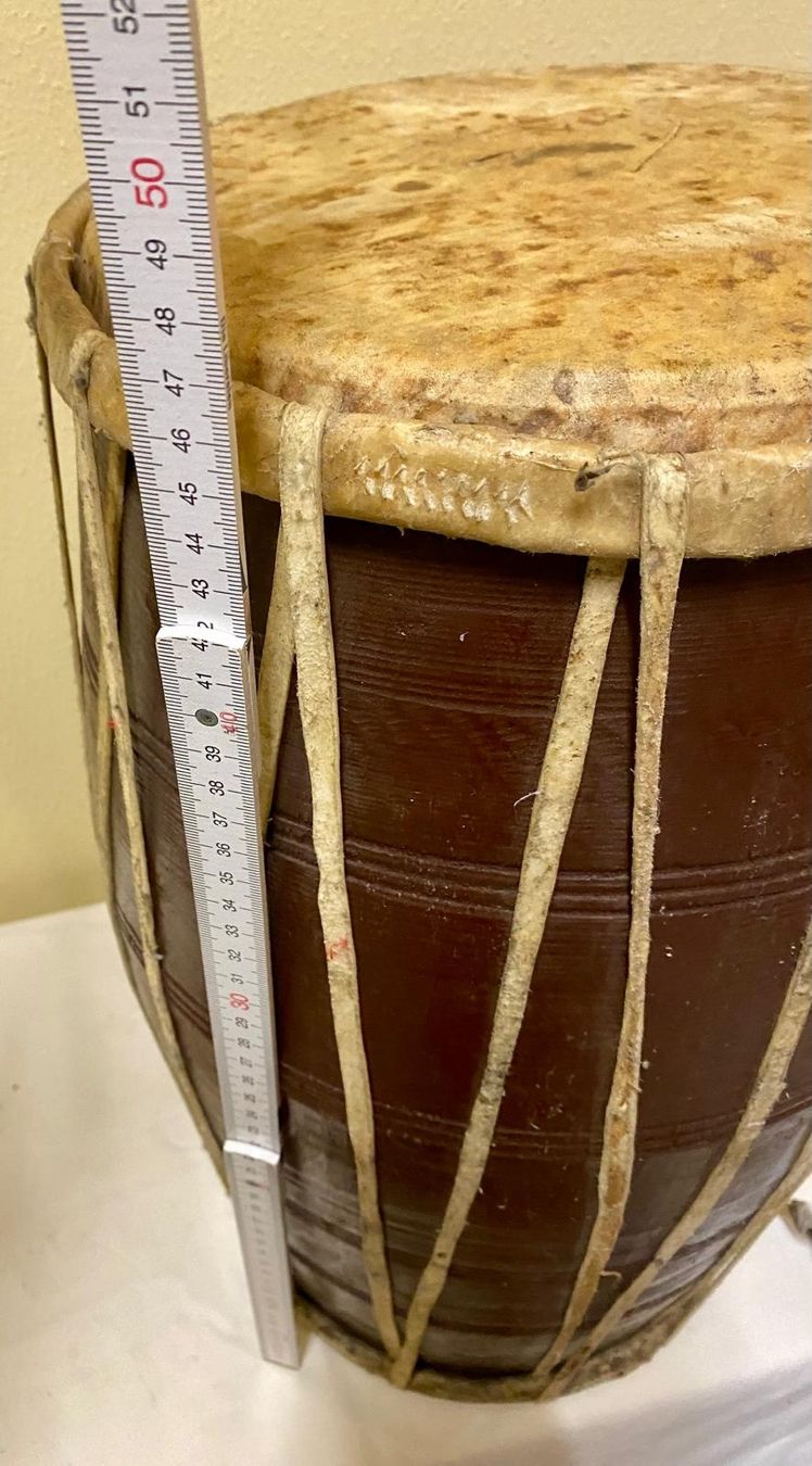 Strumenti musicali: Trommel Dholak, Handarbeit, ca. 48 cm hoch – Usato da Krauchthal venduto da SamsPuce 2