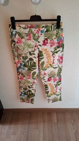 tolle *Caprihose* mit Blumenmotiv / Gr. 38 / NEU!