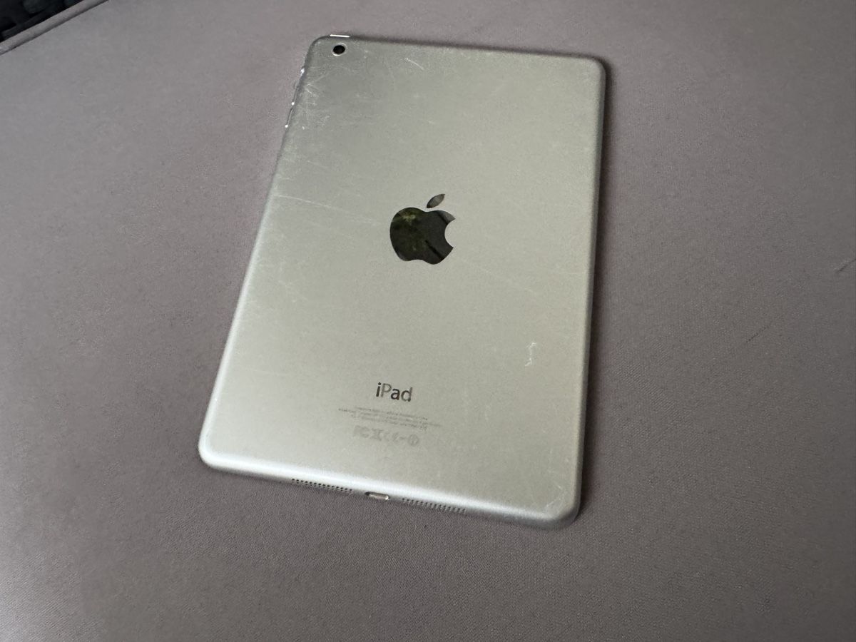 Apple Tablet PC: Apple iPad Mini – Defekt aus Lausanne von Denis- 4