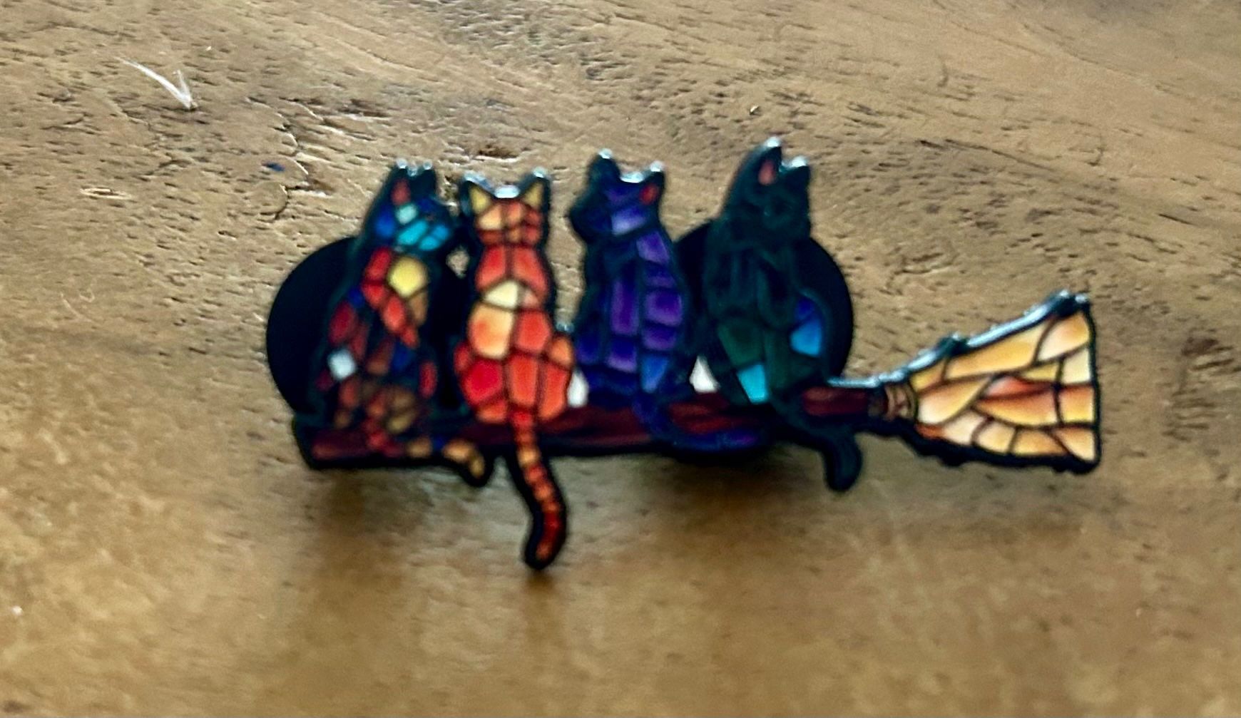 Placchette & Badge: Pin Katzen Besen – Nuovo e nell'imballaggio originale da Geneve venduto da vane267