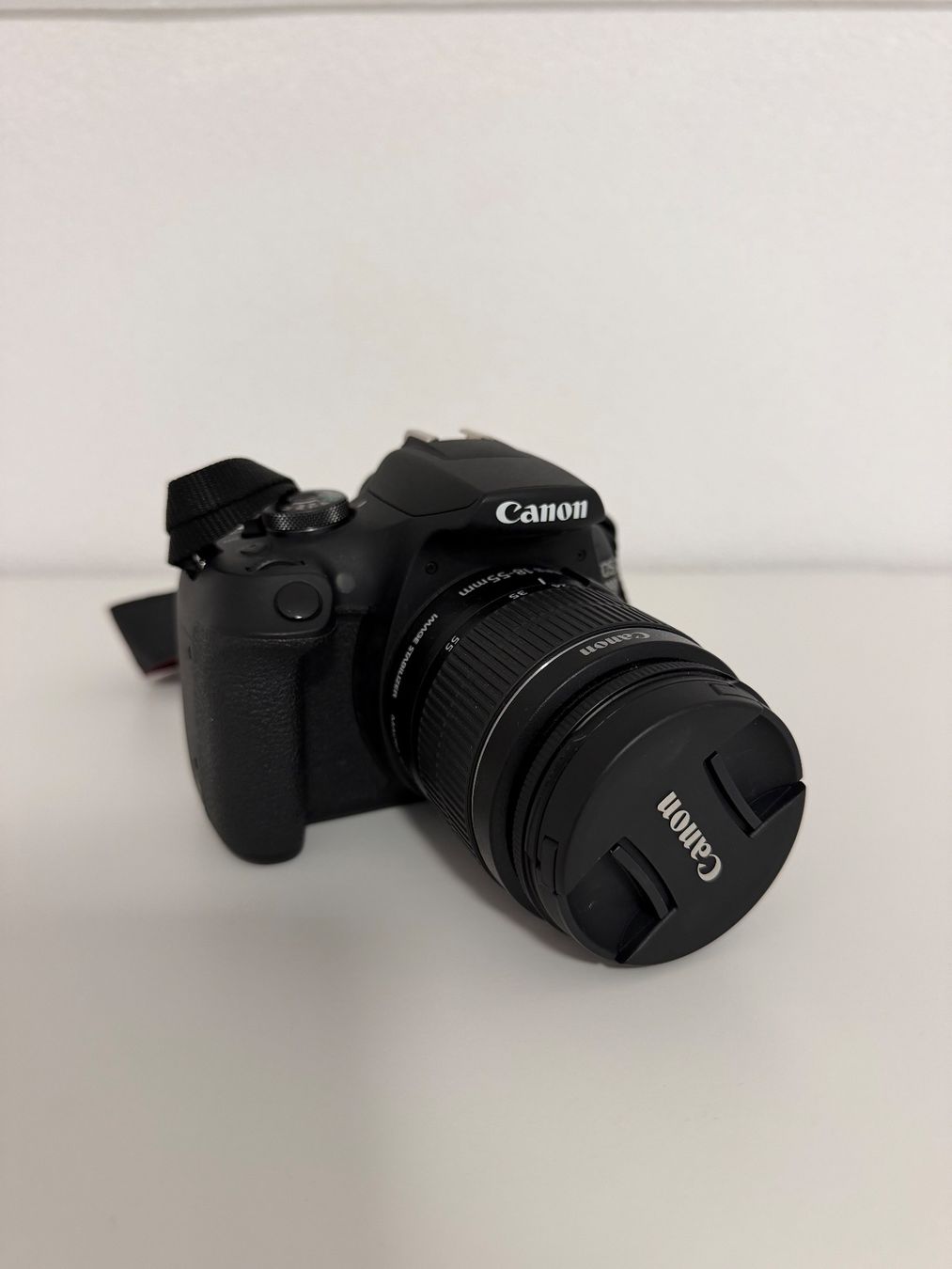 Canon Appareil photo: Canon EOS 2000D Kit mit EF-S 18-55 IS II Objektiv – D'occasion à Abtwil SG par Shkendie 1