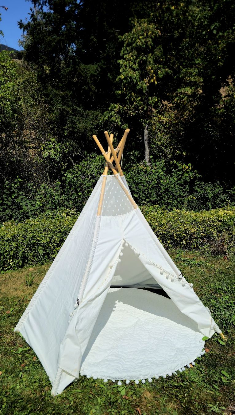 Autres lits & meubles pour enfants: Kinder Tipi Zelt weiss mit Pompons – D'occasion à Steinen par Alonne 1