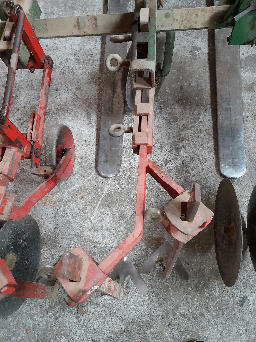 Haruwy Pièces de machines de travail du sol: Hackelemente, Parallelogramme Gänsefussschar – D'occasion à Gunzwil par Chnubelweid 3
