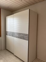 Schwebetürenschrank weiss/grau – 170 × 196 × 55 cm