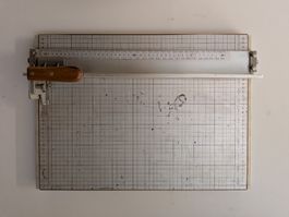 Alte Hebel-Schneidemaschine Papierschneider ca. 45x36cm