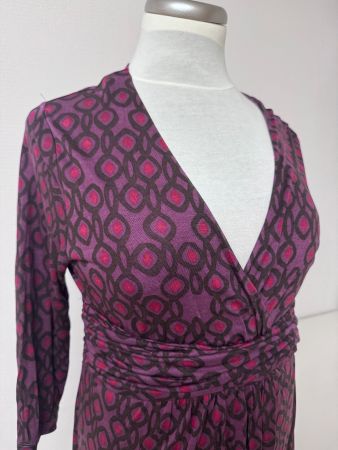Komfortables violette Kleid von Boden mit auffälligem Muster