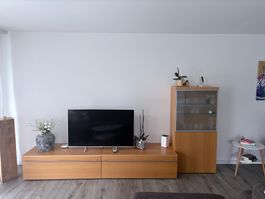 TV-Element mit Vitrine