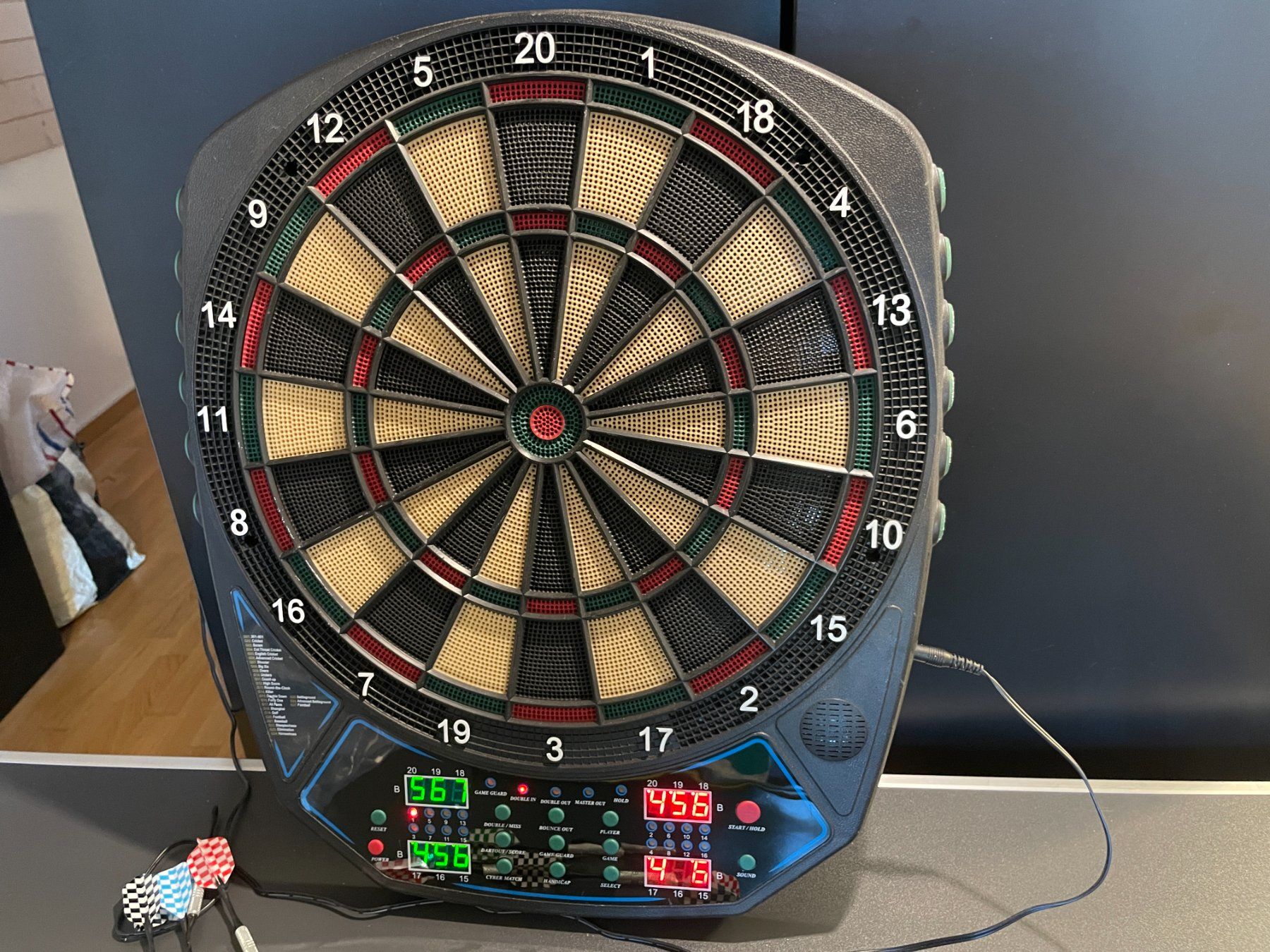 Jeux de fléchettes: Elektrische Dartscheibe, mit Pfeilen – D'occasion à Hittnau par kleen 1