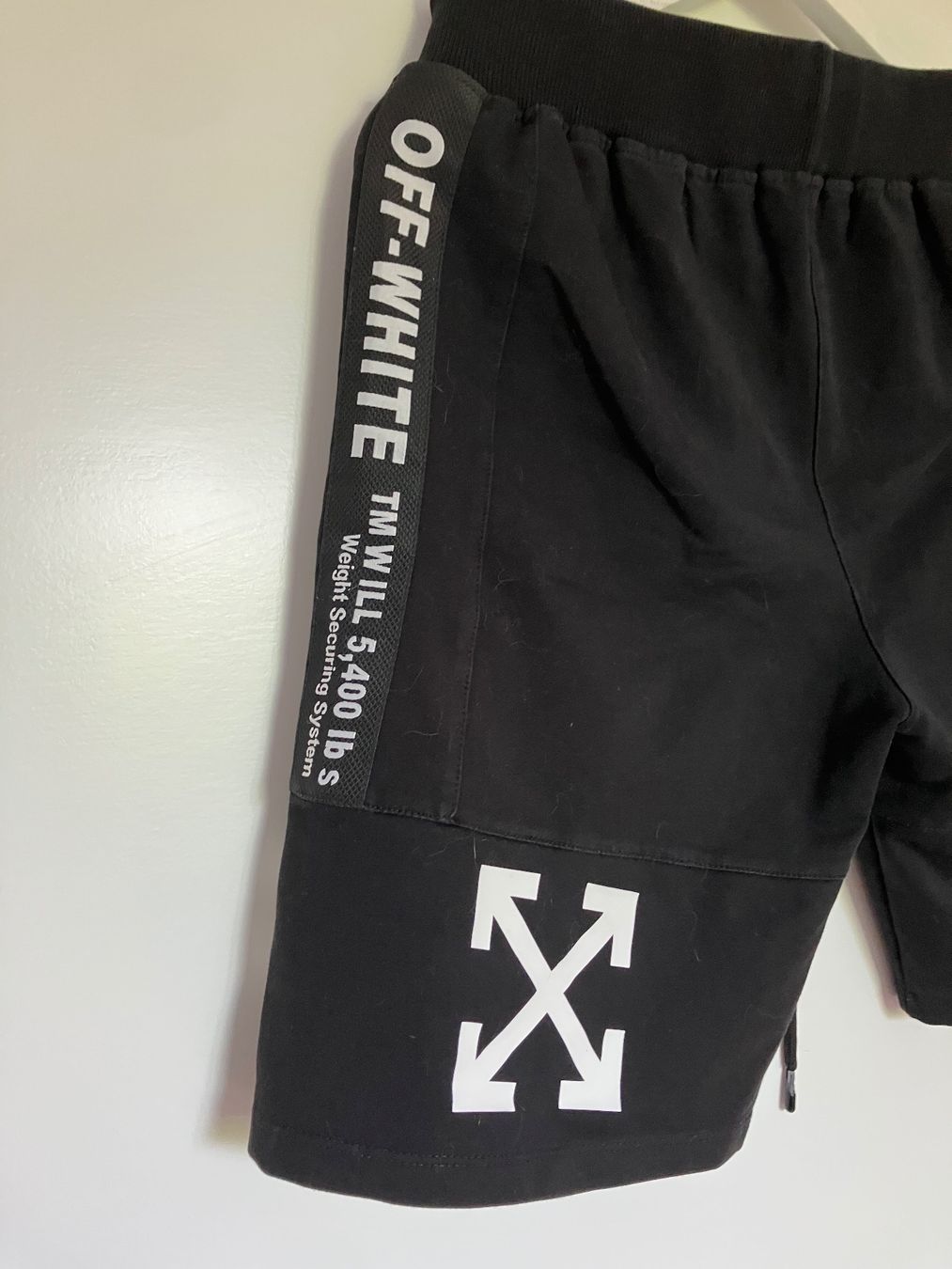 Off-White Pantaloni: Off-white Shorts – Usato da Huttwil venduto da Badi369 3