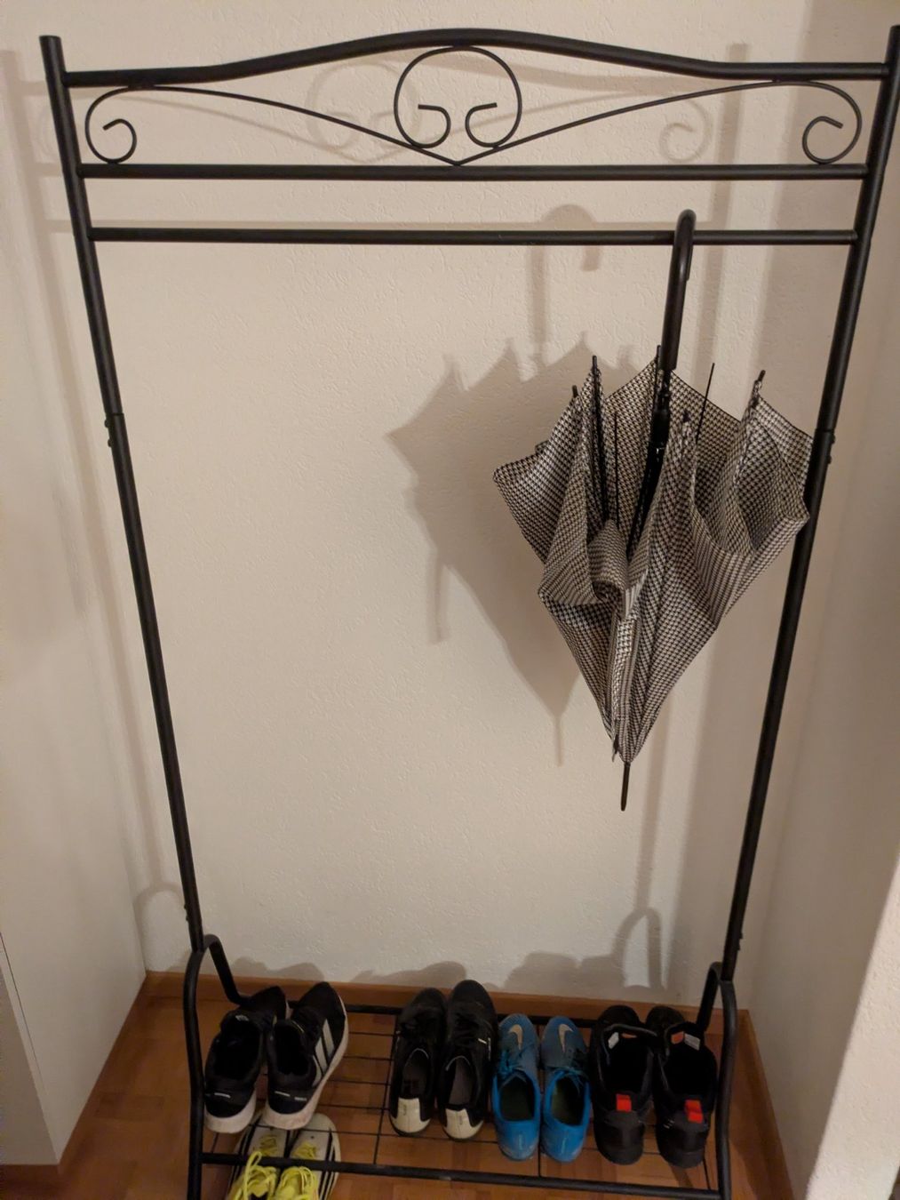 Guardaroba: Garderobe aus Eisen – Usato da Luzern venduto da NateLee