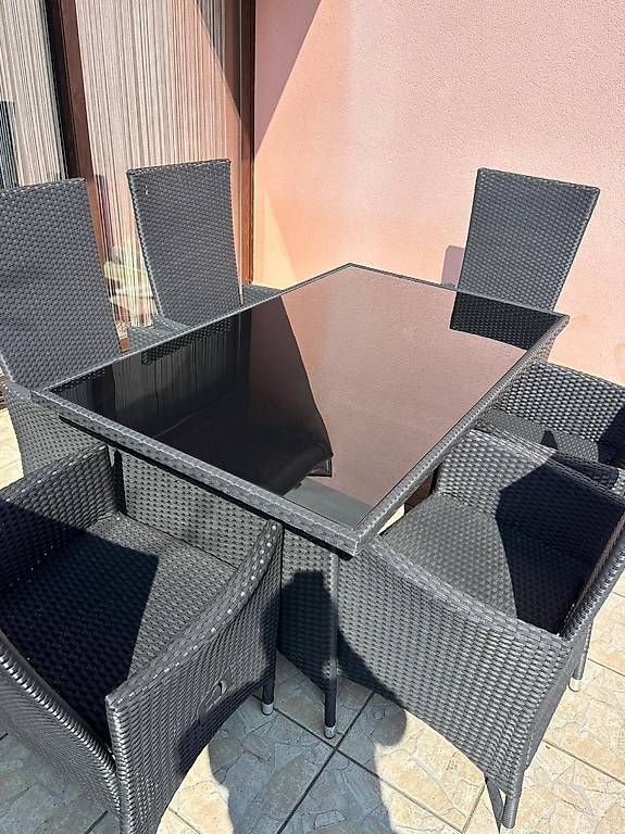 Tavoli: Tavolo e poltrone in Rattan – Usato da Taverne venduto da swe_6zpk
