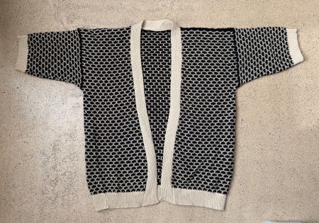 ungetragner Cardigan von VIVIAN GRAF 🖤