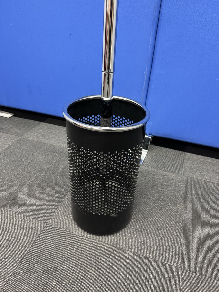 Guardaroba: REXITE Design Steh- Garderobe aus Metall – Usato da Bern venduto da samryan 4
