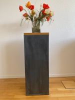 Edler Dekorations-Sockel inkl. mundgeblasener Glasvase