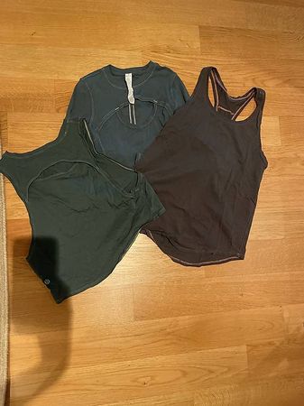 3 Lululemon Sporttops im Paket abzugeben