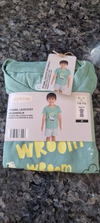 Pyjama Set Kinder 110-116 neu mit Etikett leuchtet im Dun...