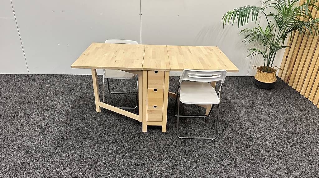 Tables: IKEA Tisch inkl. 2 Klappstühle – D'occasion à Münchenbuchsee par Mekran