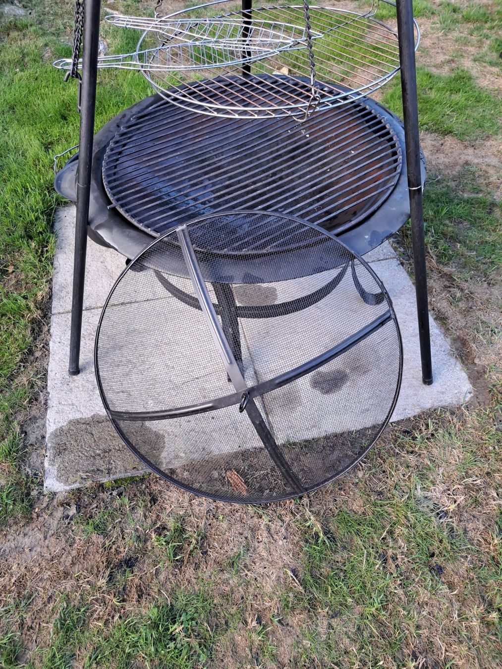 Griglie: Dreibein Grill mit Feuerschale – Usato da Mühleberg venduto da bri. 2