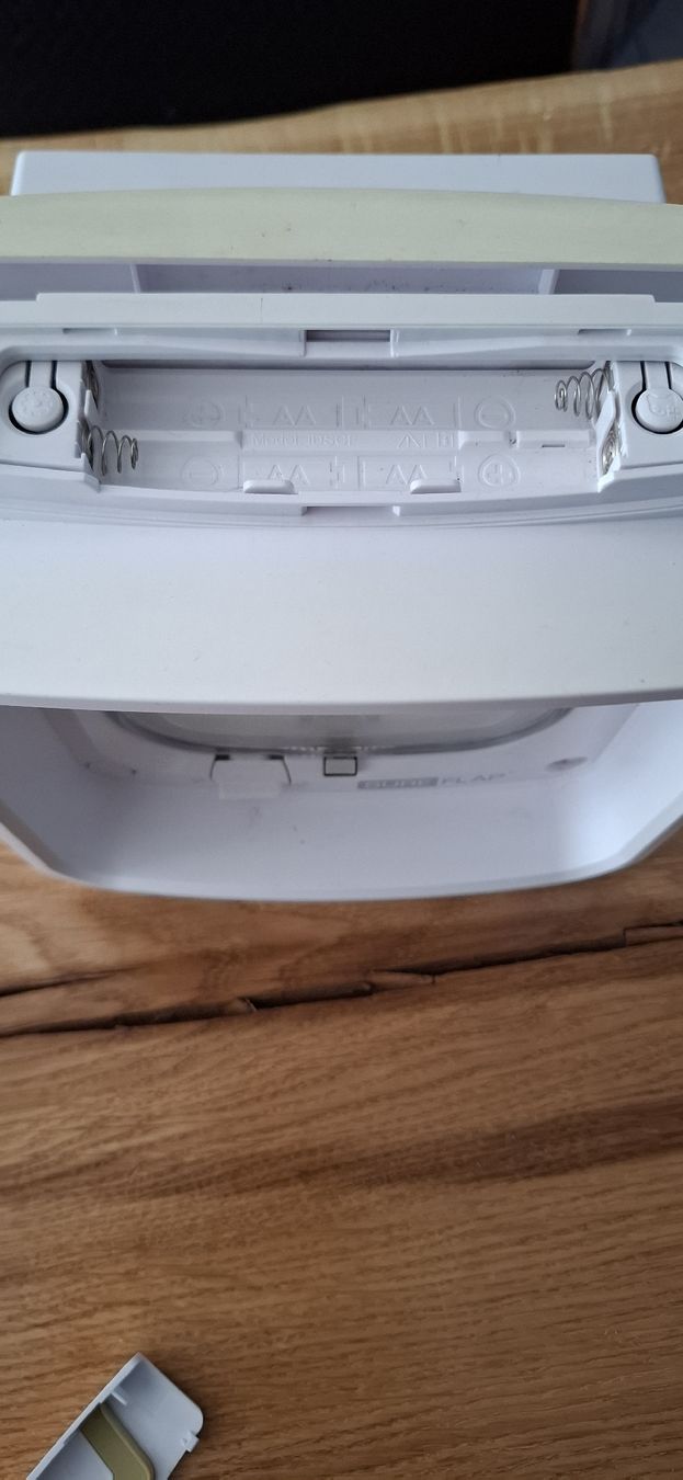 Gattaiole: SureFlap Mikrochip Katzenklappe inkl. Hub – Usato da Guntershausen venduto da Jtattoo 5