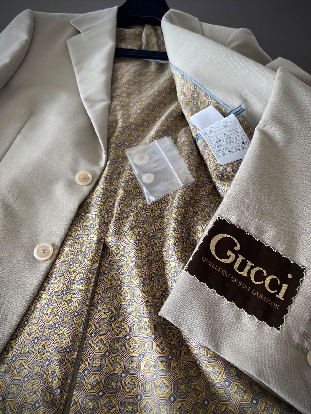 Gucci Completi: New Gucci Blazer+Pants in Beige – Nuovo e nell'imballaggio originale da Zürich venduto da pas_9czf 4