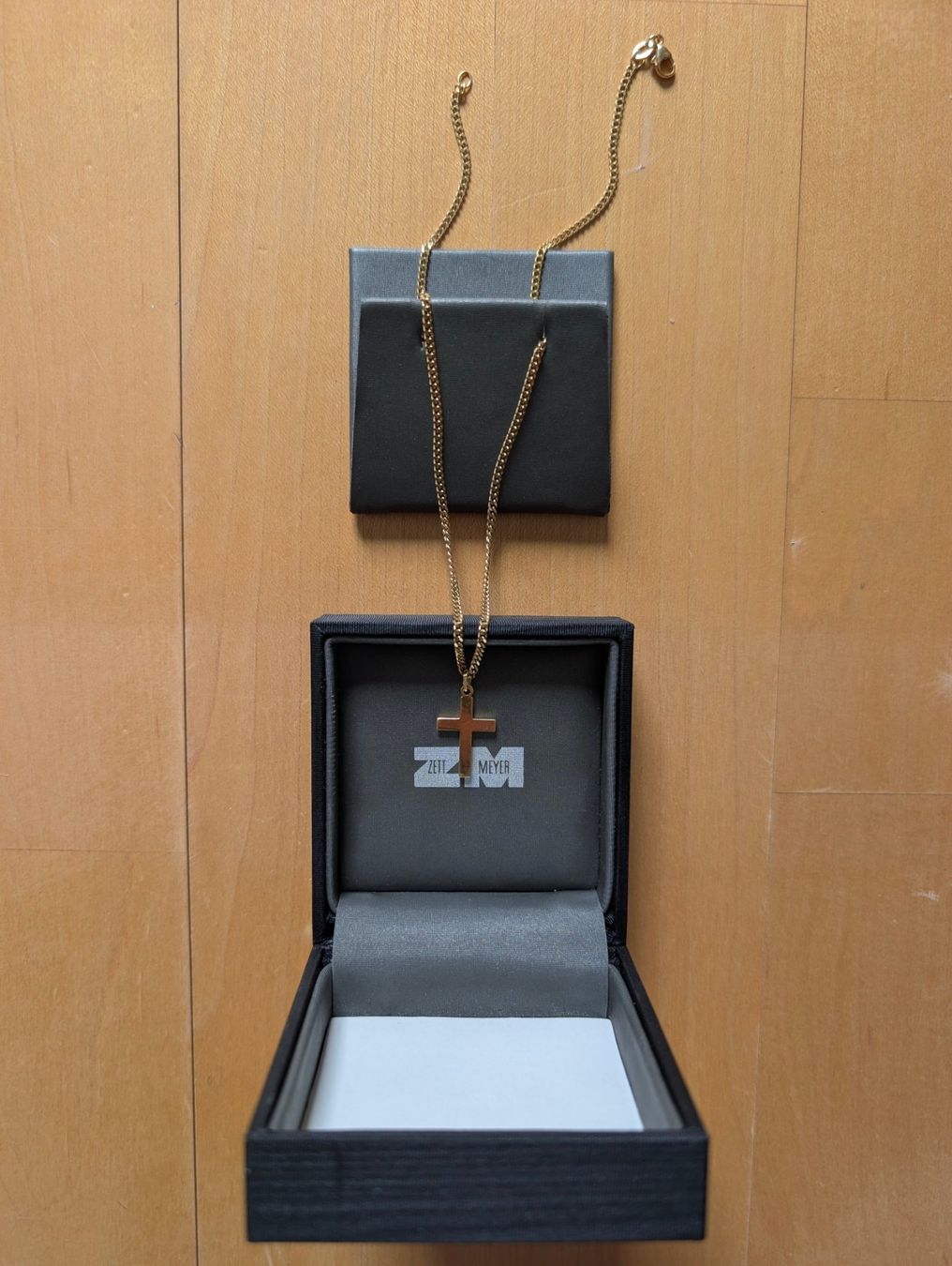 Catenine: Halskette mit Kreuz neuwertig mit Schmuckbox – Usato da Zürich venduto da X2Julian