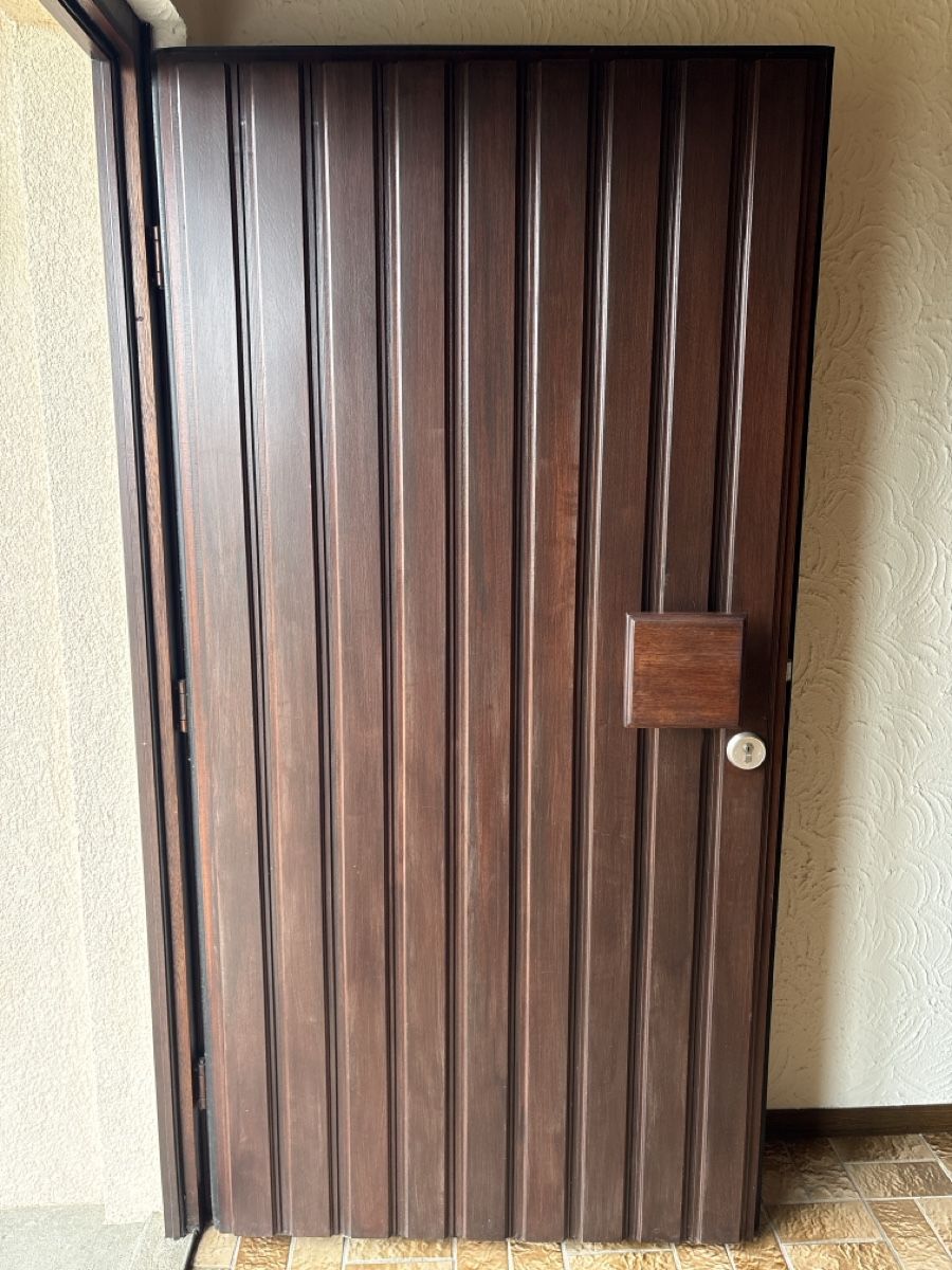 Porte: Schöne dunkelbraune Eingangstür – Usato da Rudolfstetten venduto da Mtiny