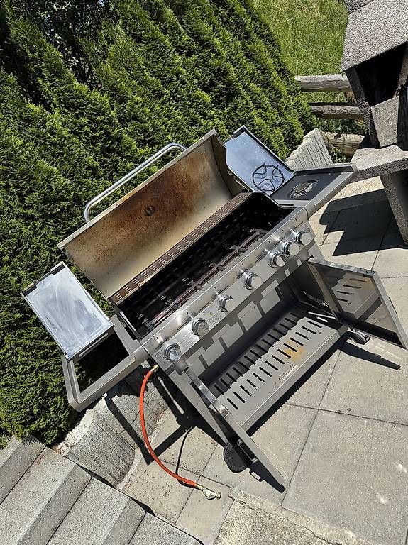 Grills: Gasgrill Edelstahl mit 6+1 Brenner – Gebraucht aus Hasle LU von FvF 2