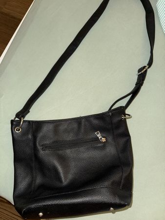Schwarze Kunstlederhandtasche
