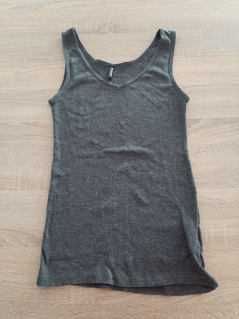 Tops: Tanktop mittelgrau, klein geschnitten, ca. Gr. S – Gebraucht aus Menziken von Rien1