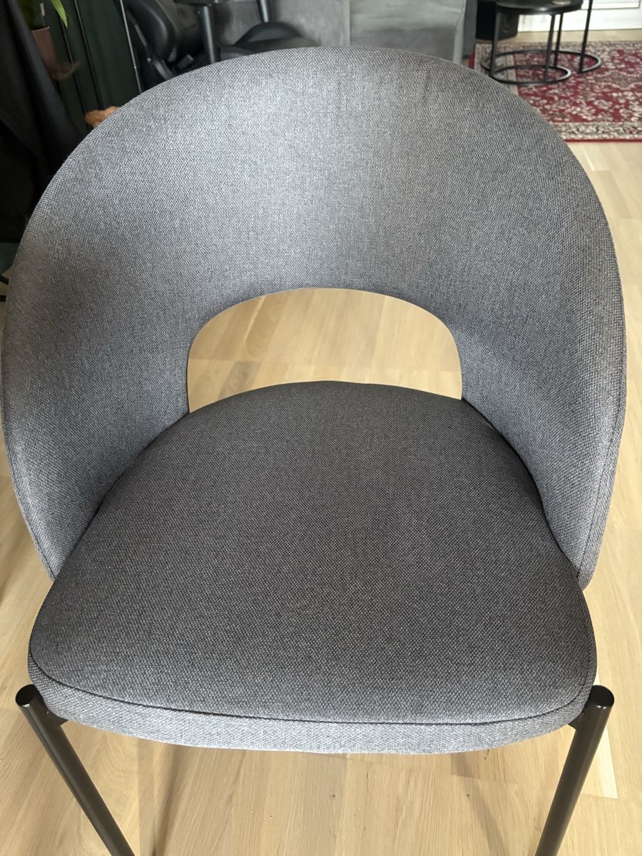 Set de table et chaises: Runder Esstisch Eichenoptik mit vier Stühlen grau – Neuf (Voir description) à Zürich par Cami_kleider 2