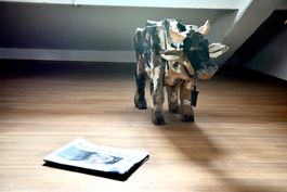 Kuh gross aus Holz des Schweizer Künstlers Peter Leisinger