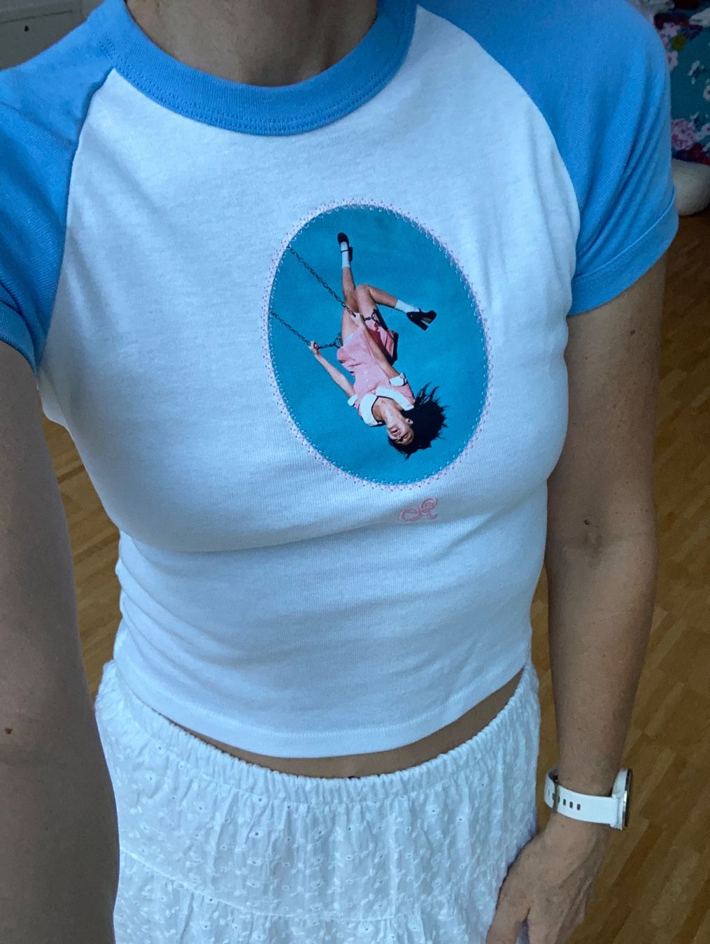 Blouses, T-shirts & Tops: Olivia Rodrigo baby Tee – Neuf avec emballage d'origine à Bottmingen par Poppyfields 1