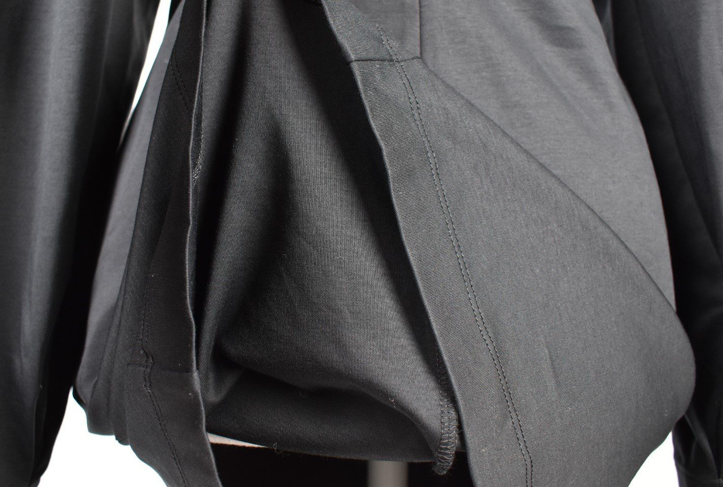 Cos Kleider: Cos Kleid, figurbetont, Gr.XS, schwarz – Gebraucht aus Nürensdorf von 2ND_STORY 5