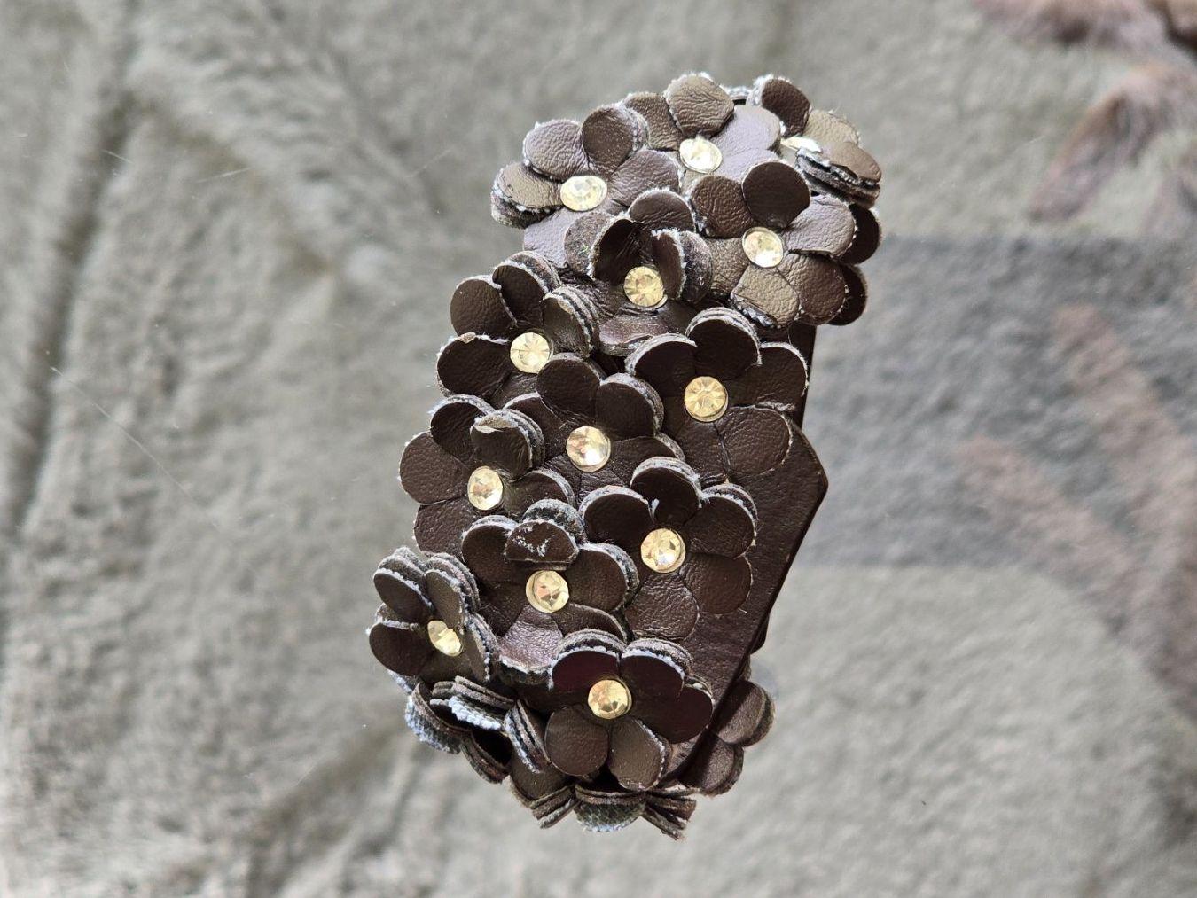 Armbänder & -reifen: Schmuck-Armband Kunstleder Blumenmuster – Gebraucht aus Meggen von everydaysale