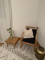 Rattanstuhl mit Tisch