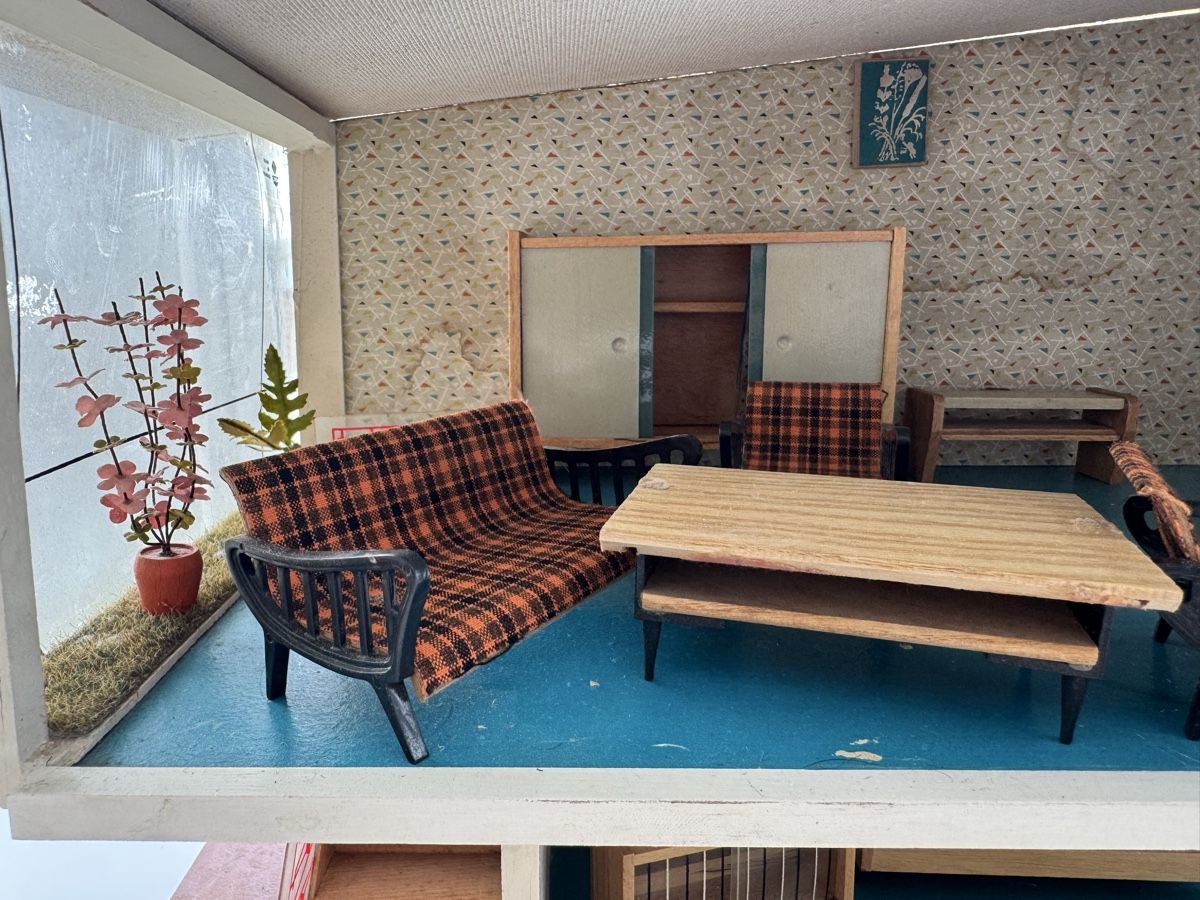 Puppenhäuser & -möbel: Altes Puppenhaus – Gebraucht aus Zürich von Vindpust 1
