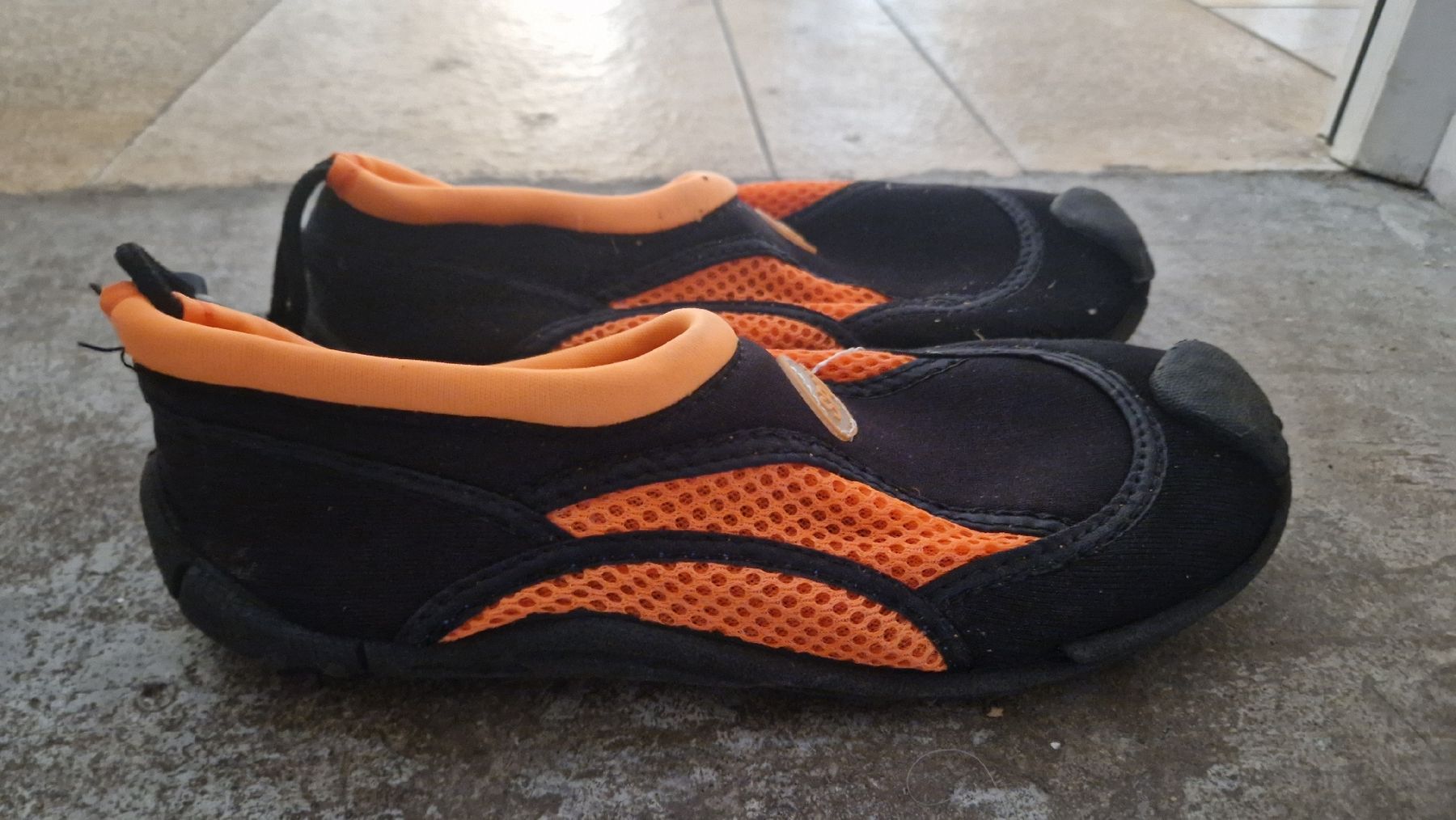 Scarpe da uomo: Chaussures de plage taille 35. très peu portées – Usato da Ste-Croix venduto da Sporchet 1
