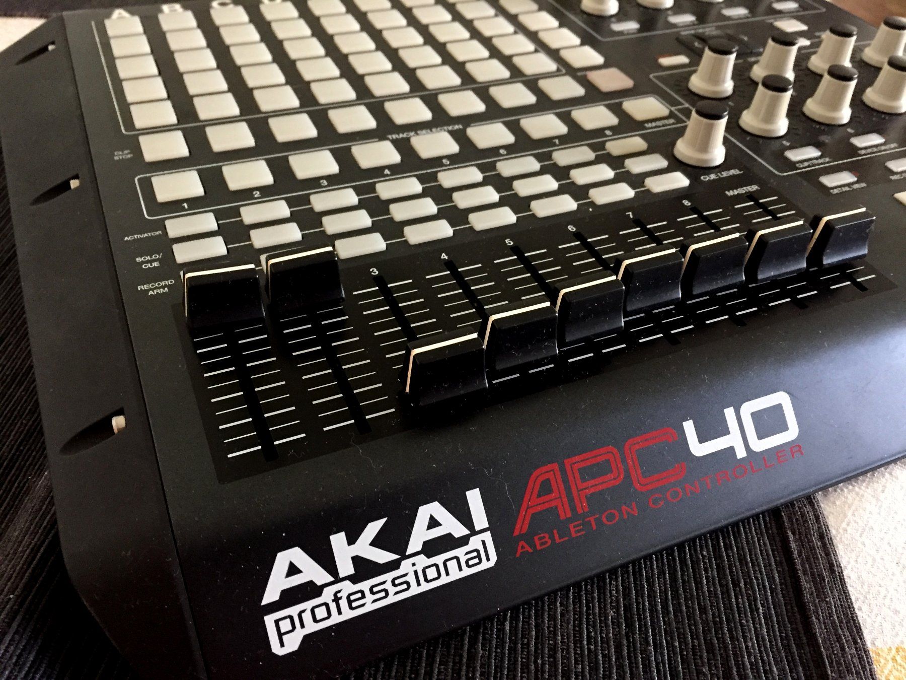 Akai Studioequipment: AKAI APC 40 midi usb controller Ableton – Gebraucht aus Lausanne von