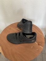 Sneaker Veja schwarz mit Klettverschluss Grösse 40