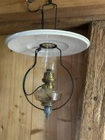 Antike Petroleumlampe mit weissem Schirm zur Deckenmontage
