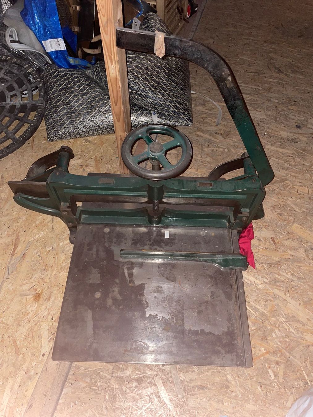 Tutte le macchine: Massicot ancien et robuste - Robuste Schneidmachine – Usato da Fribourg venduto da JohnB4