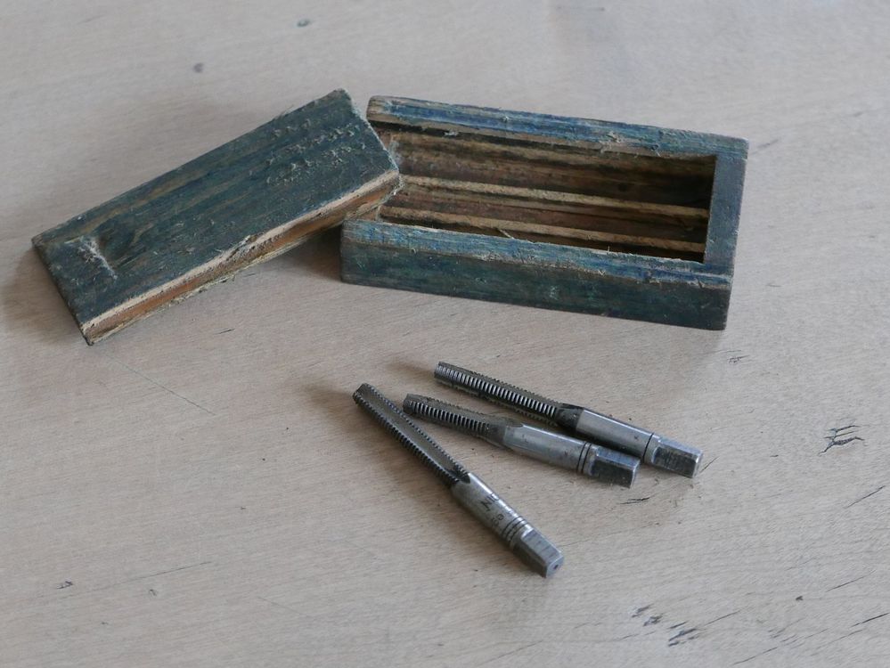 Tous les outils: ALTE GEWINDESCHNEIDER IM ORIGINALER HOLZSCHATULLE – D'occasion à Balgach par Zwischenraum