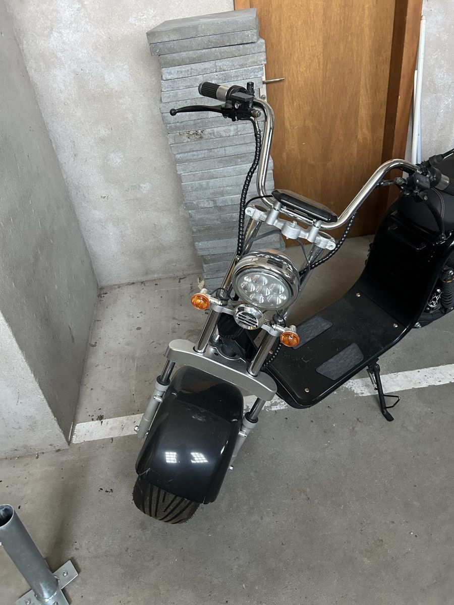 Scooters: Elektroroller schwarz  – Gebraucht aus Guttet-Feschel von Swissdarter 1